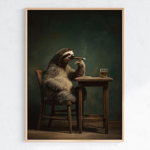 Peut inclure: Impression encadrée d'un paresseux fumant un cigare et buvant. Le paresseux est assis à une petite table en bois. Le fond est vert foncé, créant une esthétique vintage. L'impression est dans un cadre en bois.