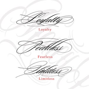 Puede incluir: Tres líneas de texto caligráfico negro sobre un fondo blanco. Las palabras Loyalty, Fearless y Limitless están escritas en una letra elegante y fluida con adornos decorativos. Debajo de cada palabra en cursiva, la misma palabra está en rojo.