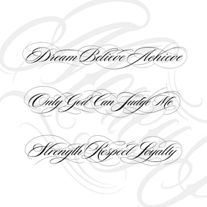 Op de afbeelding: Drie regels met zwarte kalligrafische tekst op een witte achtergrond. De tekst luidt Dream Believe Achieve, Only God Can Judge Me en Strength Respect Loyalty. Elke zin is voorzien van uitgebreide, vloeiende en decoratieve letters.