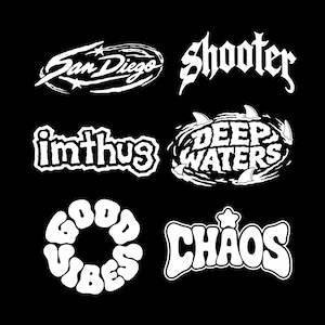 Può includere: Una collezione di sei disegni grafici bianchi su sfondo nero. I disegni presentano il testo San Diego, Shooter, imthug, DEEP WATERS con pinne di squalo, un logo circolare GOOD VIBES e la parola CHAOS con un'icona a stella sopra la lettera A.