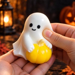 Kawaii spöke som håller pumpa, långsamt stigande Halloween-fidgetleksak, söt läskig skrivbordsdekoration, stresslindrande kläm, bus eller godis-present
