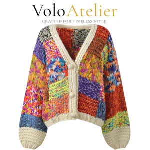 Peut inclure: Un cardigan en tricot épais présentant un motif patchwork vibrant avec des blocs de laine orange, violette, jaune et bleue. Le vêtement possède un col en V, des poignets et un ourlet couleur crème, fermés par trois gros boutons crème.