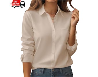 Blusa de trabajo para mujer con estampado floral y botones.