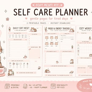 Op de afbeelding: Een digitale zelfzorgplanner-set met drie printbare pagina's in een zachtroze en bruin kleurenpalet. Het ontwerp bevat kattenillustraties, een dagelijkse reset-planner, een stemming- en energietracker en een wekelijkse planner met tekst.