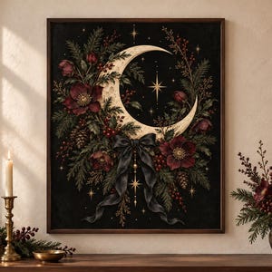 Peut inclure: Une impression d'art murale encadrée représentant un croissant de lune entouré de fleurs rouge foncé, de branches de pin vertes, de pommes de pin et de baies rouges sur fond noir. Un nœud en ruban noir pend de la lune, orné d'étoiles dorées.