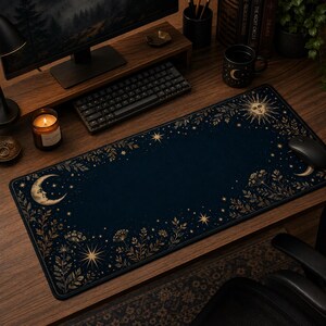Peut inclure: Un tapis de bureau rectangulaire avec un fond bleu marine fonc&eacute; et des illustrations c&eacute;lestes dor&eacute;es. Le motif comprend un croissant de lune avec un visage, un soleil, diverses &eacute;toiles et des &eacute;l&eacute;ments botaniques floraux sur les bords.