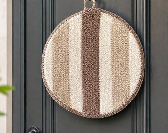 Zachte neutrale streep punchnaaldkrans, minimalistische handgemaakte deurhanger, modern textiel halaccent