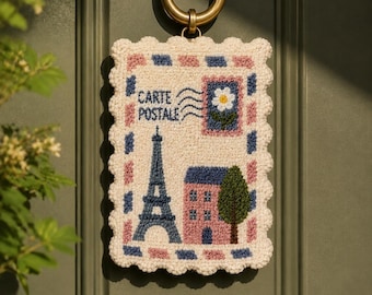 Enfeite de porta vintage em estilo cartão postal com bordado punch needle, arte têxtil para hall de entrada, decoração de parede com motivo retrô de correspondência, presente artesanal para guardar como lembrança.