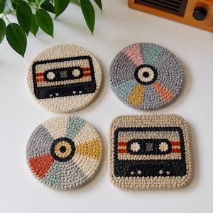 Juego de 4 posavasos con diseño de casete y CD, inspirados en la música retro, ideales para decorar el escritorio.