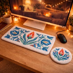 Puede incluir: Una taza de cerámica blanca con un asa negra y el texto "But First, Coffee" en negro, con una fuente de estilo manuscrito. La taza está sobre una superficie blanca.