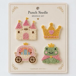 Könnte beinhalten: Ein Punch-Needle-Broschenset auf einer rechteckigen Präsentationskarte mit der Aufschrift Punch Needle BROOCH SET. Das Set enthält vier gestickte Aufnäher: ein cremefarbenes und rosafarbenes Schloss, eine goldene Krone mit rosa Herz, eine rosa Kutsche und einen grünen Frosch mit Krone.