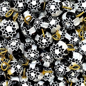 ANCIENNE : 25 pièces - Breloques en verre à chevrons - Gouttes de verre en fil de laiton intégré