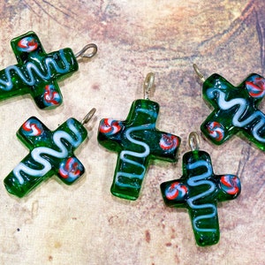 ANCIENNE : 4 pièces - Grandes croix en verre colorées - Pendentifs en forme de lampe - Breloques en verre