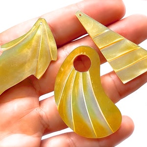 VINTAGE: 1970s - 3pcs Mother of Pearl Pendant - MOP - Jewelry - Natural - Philippines - Unique Find