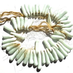 Fourni : 14 pièces - Gouttes en verre blanc rustique ethnique avec grand trou - Perles en verre fabriquées à la main - Breloques en verre, travail de lampe