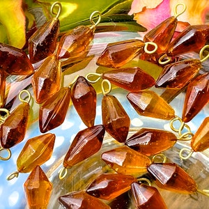 Fourni : 20 pièces - Breloques en verre ambré avec boucles en fil de laiton - Gouttes de verre