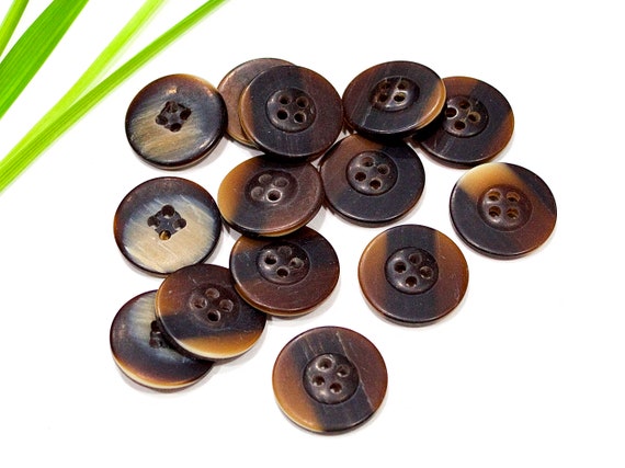 Lot De 12 Boutons Anciens - Corne Et Laiton - Diamètre 15 Mm - Stock Ancien - Occasion