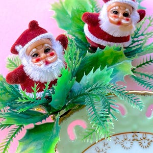 VINTAGE: Alter beflockter Kunststoff Weihnachtsmann - Holiday Greenery Ornament, Pick, Spray, Stem - Crafts Blumenschmuck Corsage