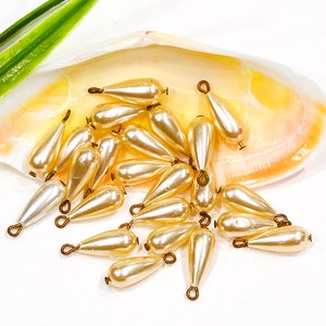 VINTAGE: 28 Stück - Antike weiße Teardrop Perlen-Charms - Acrylperlen mit Messingmetallschlaufe