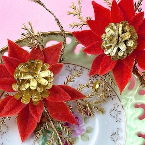 VINTAGE: Beflocktes Kunststoff Weihnachtsblumen-Anstecksträußchen - Urlaub im Grünen, Spray, Stengel - Weihnachtsdekoration