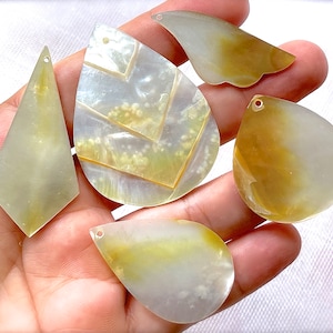 VINTAGE: 1970s - 5pcs Mother of Pearl Pendant - MOP - Jewelry - Natural - Philippines - Unique Find