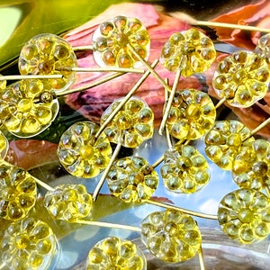 VINTAGE : 40 pcs - Breloques miniatures fleurs en verre jaune olive avec fil de laiton