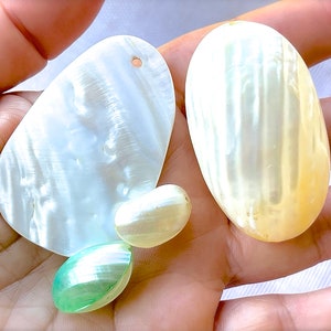VINTAGE: 1970s - 4pcs - Mother of Pearl Pendant and Beads - MOP - Jewelry - Natural - Philippines - Unique Find