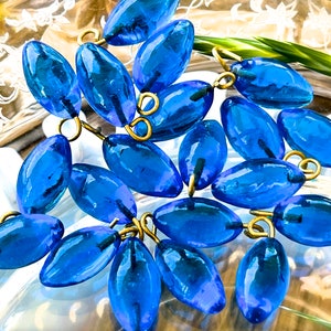 VINTAGE : 16 breloques en verre bleu rustique avec boucles en fil de laiton