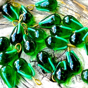 SUPPLY: 20pcs - Green Glass Drops with Brass Wire Loops - Vegetables Charms - Lamp Work