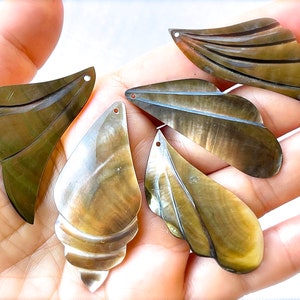 VINTAGE: 1970s - 5pcs Mother of Pearl Pendant - MOP - Jewelry - Natural - Philippines - Unique Find