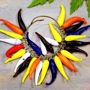 ANCIENNE : 30 pièces - Pendentifs en verre avec boucles en fil de laiton - Piments - Lampe à poser - Perles de verre - Fabrication de bijoux