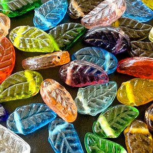 BEST SELLER: 35 Stück - Bunte Flachglas Blatt Perlen - Glas Blätter - Schmuckherstellung - Kunsthandwerk