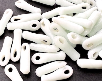 Fourni : 14 pièces - Gouttes en verre blanc rustique ethnique avec grand trou - Perles en verre fabriquées à la main - Breloques en verre, travail de lampe