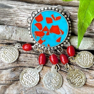 VINTAGE: Belly Dancing Pendant - Hallow Aluminum and Resin Ethnic Pendants - Double Looped