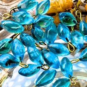 VINTAGE : 20 pièces - breloques en verre bleu rustique - gouttes de verre en fil de laiton incrusté - fabrication de bijoux - artisanat