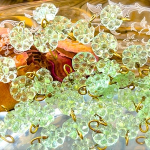 VINTAGE : 40 pcs - breloques fleur miniature en verre avec fil de laiton - breloques vert menthe pâle - breloques vertes - breloques