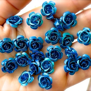 LIEFERUMFANG: 35 Stück - Blaue Aluminium Rosen Cabochons Flatback Roses Handwerk Tag der Toten - Dia de los Muertos
