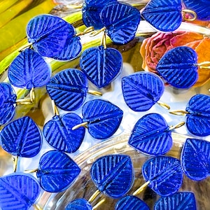 Fourni : 40 pièces - Breloques en verre bleu roi avec fil de laiton - Breloques en verre - Perles bleues
