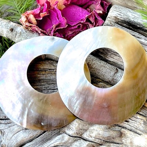VINTAGE: 2pcs - Large Indonesian Mother of Pearl Loop Pendants - MOP - Jewelry - Natural - Wedding - Love