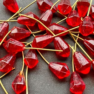 ANCIENNE : 16 pièces - Breloques en verre rouge - Pendentifs avec fil de laiton - Breloques en verre