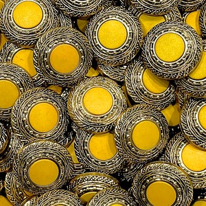 VINTAGE: 16pcs - RETRO Gold and Yellow Together Acrylic Buttons - Retro Snap
