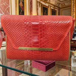 Sac à main cuir italien rouge effet python, sac en cuir femme, barre dorée, artisanal Florence