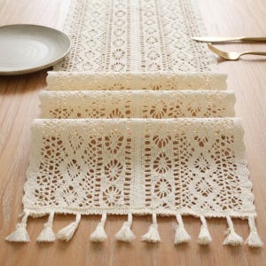 Puede incluir: Un letrero de madera rústica con la frase "Welcome to our home" en letras blancas. El letrero presenta un acabado envejecido y un diseño sencillo y acogedor, ideal para la entrada.