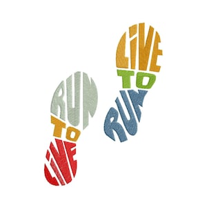 Pode incluir: Duas pegadas de sapatos bordadas com as palavras "RUN TO LIVE" e "LIVE TO RUN" no interior. As pegadas são vermelhas, laranja, amarelas, verdes, azuis e cinzentas sobre um fundo branco.