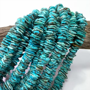 Könnte beinhalten: Eine Sammlung mehrerer Stränge aus Türkis-Edelsteinperlen. Jede Perle hat eine flache, unregelmäßige Scheibenform mit einer leuchtend blau-grünen Farbe und natürlichen dunkelbraunen Matrix-Aderungen auf den Steinoberflächen für eine Textur.