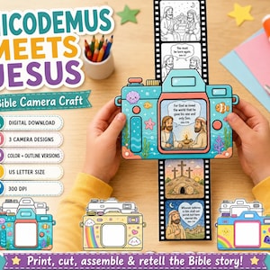 Op de afbeelding: Een papieren camera-knutselwerk getiteld Nicodemus Meets Jesus met een uittrekbare filmstrip met geïllustreerde bijbelse scènes en tekst. De camera is blauwgroen met zeethema-afbeeldingen, inclusief extra camera-sjablonen in kleur en lijn.
