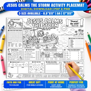 Puede incluir: Un mantel individual de actividades en blanco y negro titulado Jesus Calms The Storm que incluye una sopa de letras, un laberinto, juegos de palabras, preguntas de verdadero o falso, secuencias, símbolos, conteo y un área de dibujo.