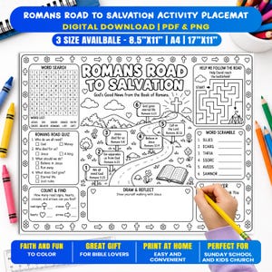 Puede incluir: Un mantel individual de actividades en blanco y negro titulado Romans Road to Salvation que incluye una sopa de letras, un laberinto, un cuestionario, un juego de palabras y secciones para dibujar. La hoja contiene texto sobre las buenas nuevas de Dios, pasos numerados e iconos religiosos como cruces, corazones y flores.