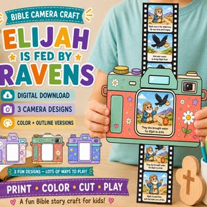 Op de afbeelding: Een papieren knutselcamera met de tekst BIBLE CAMERA CRAFT ELIJAH IS FED BY RAVENS. De camera is groenblauw en roze met bloem- en steraccenten. Een verticale filmstrip schuift door de camera en toont geïllustreerde scènes van Elia.