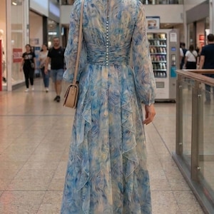 Abito lungo con motivo a vortice astratto blu, maniche lunghe, abbottonatura sul retro, elegante abito da cerimonia, abito da sera modesto, dettaglio con volant